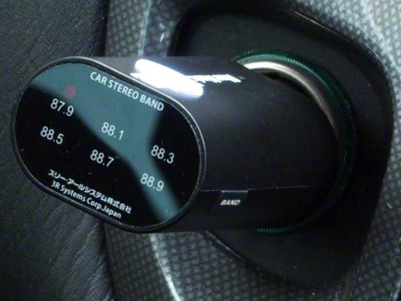 FM oddajnik za avto omogoča povezavo med radiem in telefonom ali MP3 predvajalnikom.